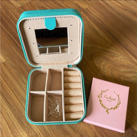 ❗️SOLD❗️Jewelry Travel Case & Necklace Bundle - Picture 3 of 12